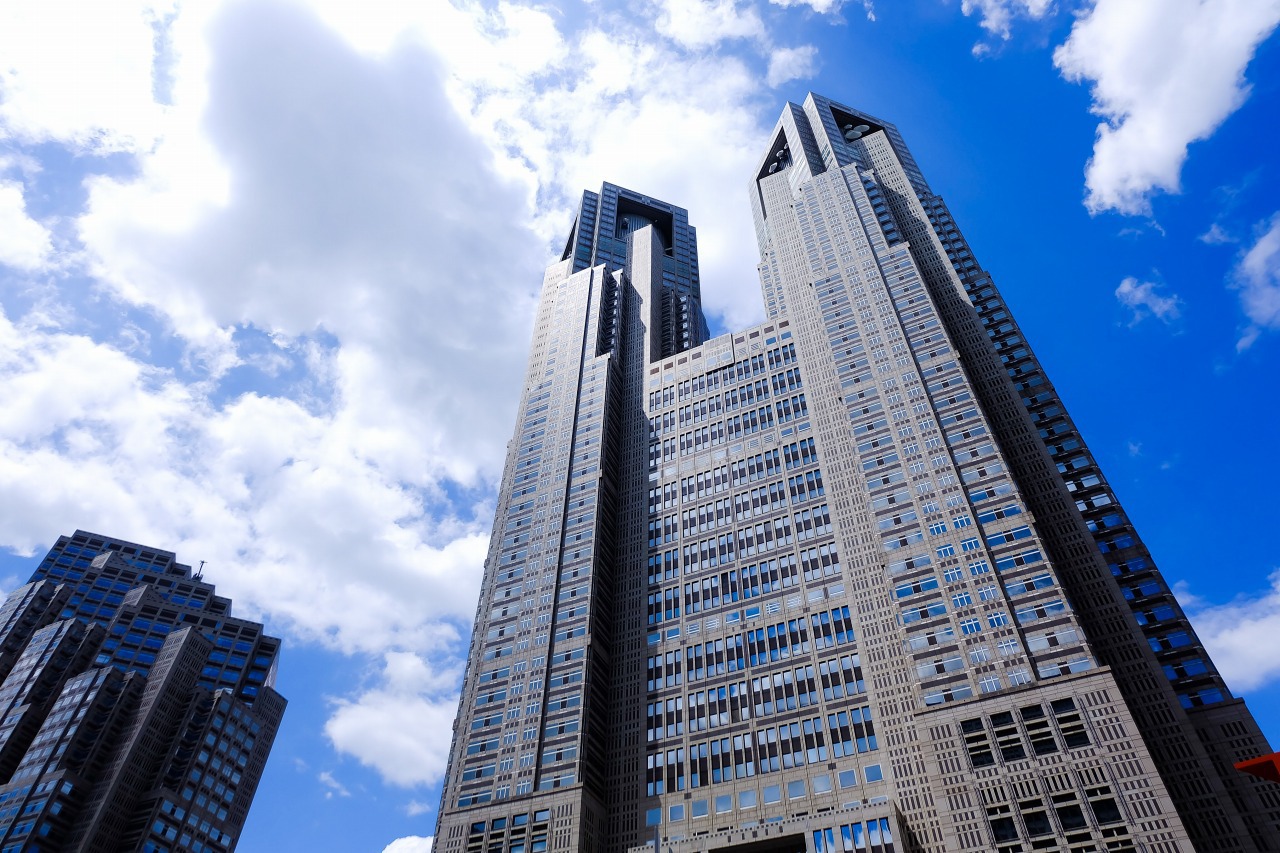 そびえたつ新宿の東京都庁ビル